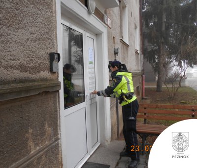 Mestskí policajti a dobrovoľníci roznášajú seniorom respirátory 